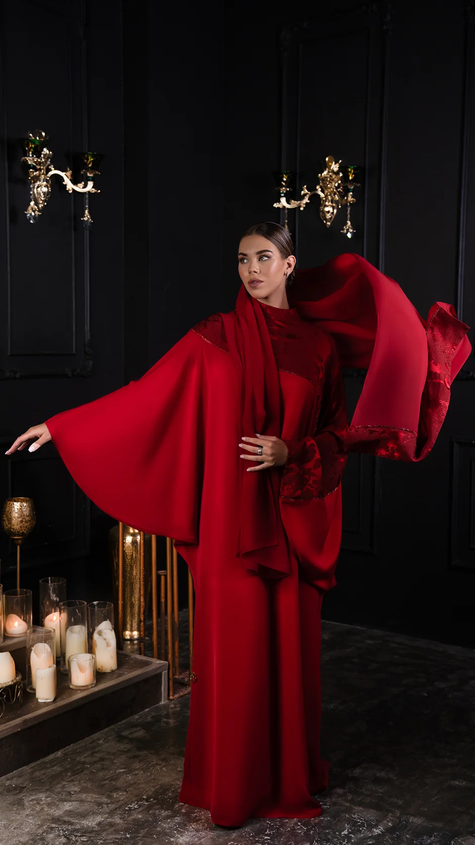 عباية فراشة حمراء مزينة بحجارة فخمة