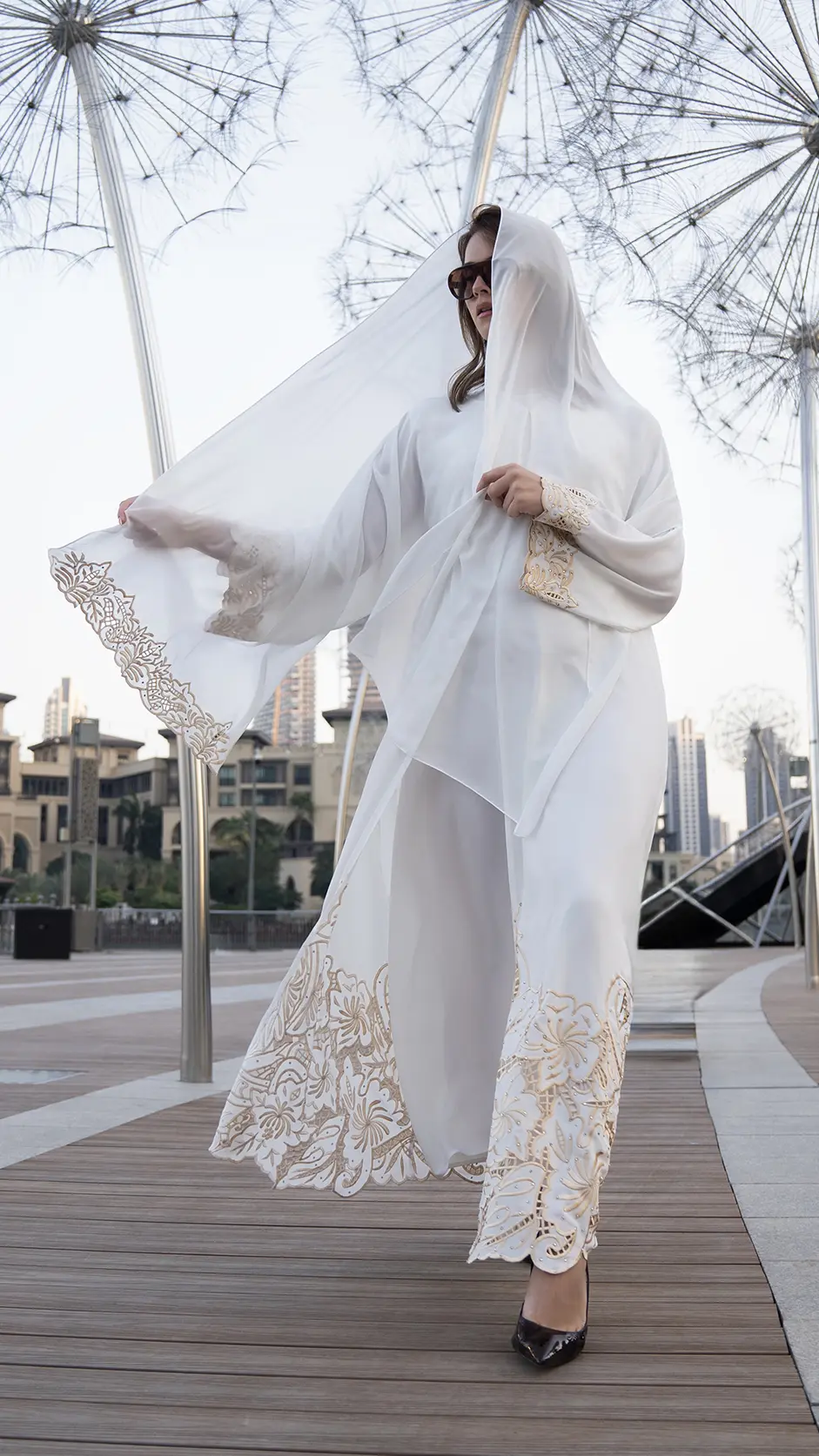 عباية بيضاء مطرزة ومزينة بالأحجار