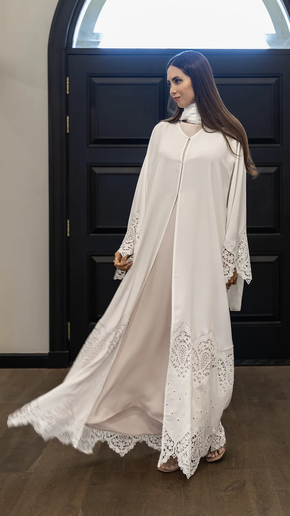 عباية دانتيل زهري مزينة بالأحجار