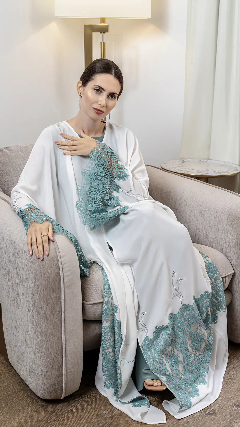 عباية ملونة من الدانتيل مزينة بالأحجار