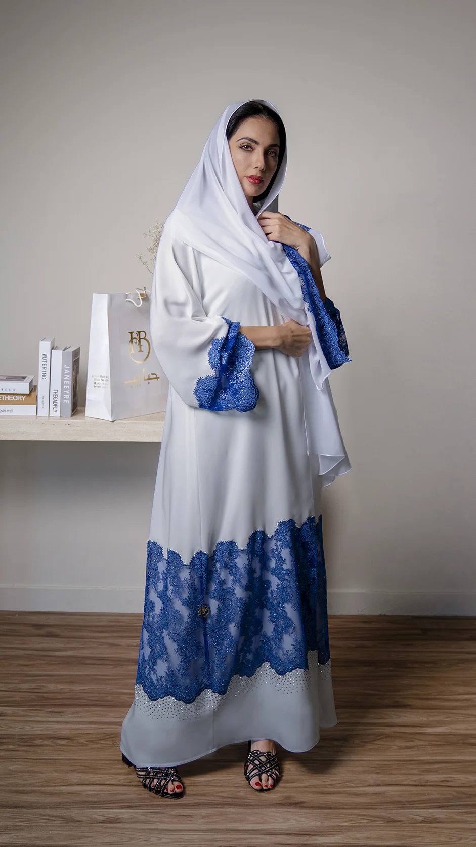 عباية مفتوحة بيضاء مزينة بتطريز دانتيل